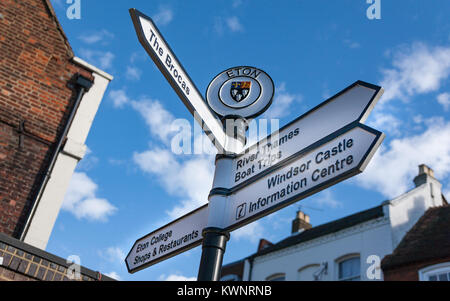 Eton direzione cartello vicino a Windsor Berkshire REGNO UNITO Foto Stock