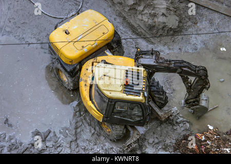 A Belgrado, in Serbia - una vista dall'altezza di un caricatore su ruote la preparazione di massa per il sito in costruzione Foto Stock