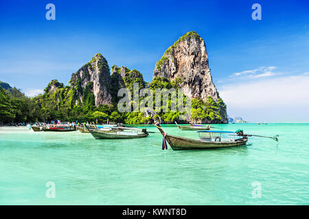 Barche Longtale presso la bellissima spiaggia, Thailandia Foto Stock