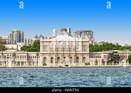 Palazzo Dolmabahce ad Istanbul in Turchia (vista dal Bosforo stretto) Foto Stock