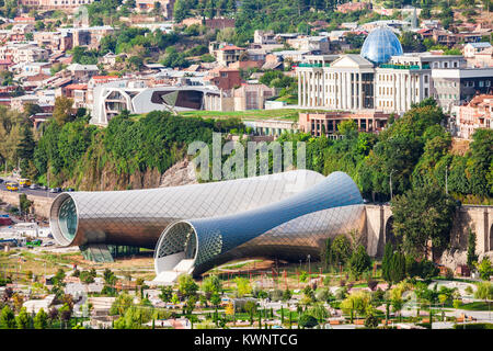 Teatro di Musica e teatro, Sala delle Esposizioni e Palazzo presidenziale sono i moderni Tbilisi, situato nel Parco Rike, Georgia Foto Stock