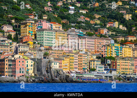 I suoi edifici colorati di Camogli, Italia vista dal mare Mediterraneo Foto Stock