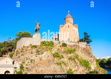 La Chiesa di Metekhi e la statua equestre del re Vakhtang Gorgasali sono situati sulla rupe elevata che si affaccia sul fiume Kura a Tbilisi, Ge Foto Stock