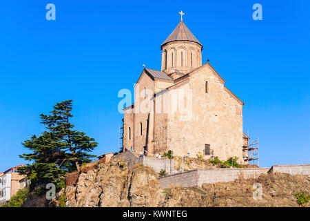 La Chiesa di Metekhi e la statua equestre del re Vakhtang Gorgasali sono situati sulla rupe elevata che si affaccia sul fiume Kura a Tbilisi, Ge Foto Stock