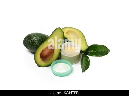 Crema per il viso fatta da avocado nel vaso con frutti intorno - isolato su sfondo bianco - primo piano Foto Stock
