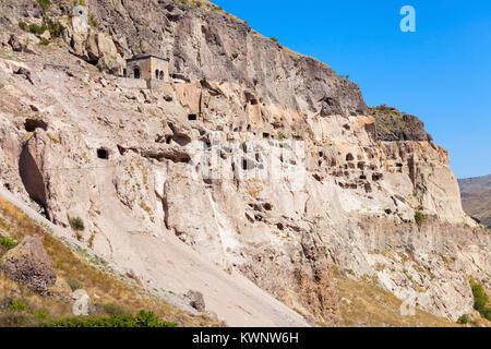 Vardzia è una grotta monastero sito situato nei pressi di Aspindza, Georgia. Si tratta di una destinazione turistica molto popolare in Georgia. Foto Stock