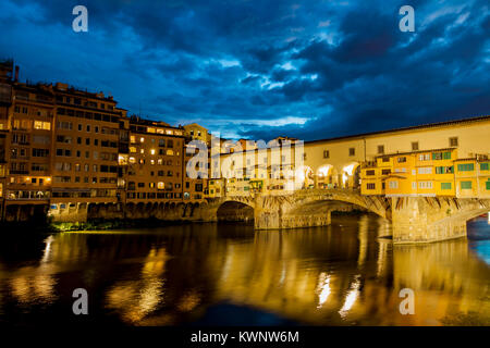 Notte vew al Ponte Vecchio sull'Arno a Firenze, Italia Foto Stock