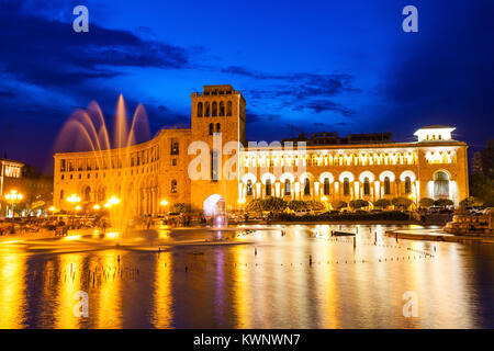 Il governo della Repubblica di Armenia di notte, è situato sulla piazza della Repubblica a Yerevan, Armenia. Foto Stock