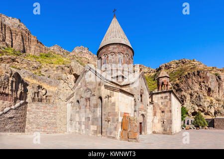 Gheghard è un monastero medievale nella provincia di Kotayk di Armenia, scavata nella montagna adiacenti. È elencato come un patrimonio mondiale dell UNESCO. Foto Stock