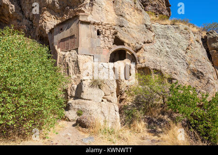 Grotta vicino Monastero di Geghard nella provincia di Kotayk di Armenia, scavata nella montagna adiacenti. Foto Stock