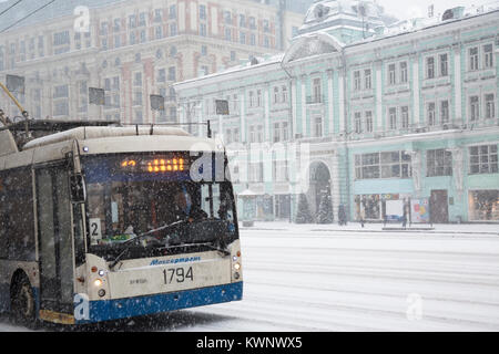 Vista di Tverskaya Street e Ermolova Mosca Teatro durante una nevicata nel centro di Mosca, Russia Foto Stock