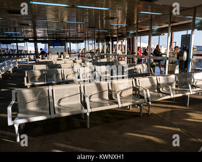 Vista interna di posti a sedere presso il gate; Ministro Pistarini International Airport; Ezeiza; Buenos Aires, Argentina Foto Stock