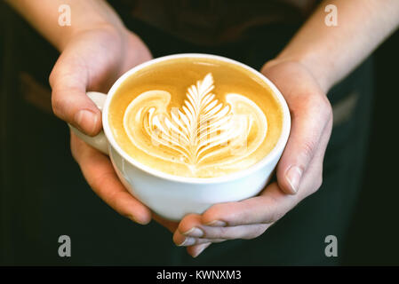 Tazza di caffè. Latte art realizzati da barista focus nel latte e caffè. Colore vintage
