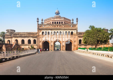 La Rumi Darwaza (Turco Gate) nella città di Lucknow, nello stato di Uttar Pradesh dell India è un imponente gateway. È un esempio di architettura Awadhi. Foto Stock