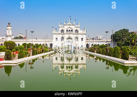 Chota Imambara, noto anche come Hussainabad Imambara è un imponente monumento che si trova nella città di Lucknow in Uttar Pradesh, India Foto Stock