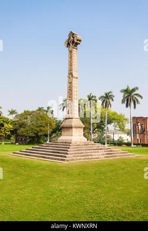 Elevata cross Sir Henry Lawrence Memorial presso il British Residency complesso nella città di Lucknow, India Foto Stock