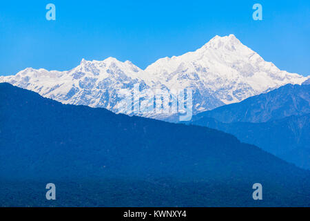 Kangchenjunga è la terza più alta montagna del mondo e si estende in parte in Nepal e in parte in Sikkim, India Foto Stock