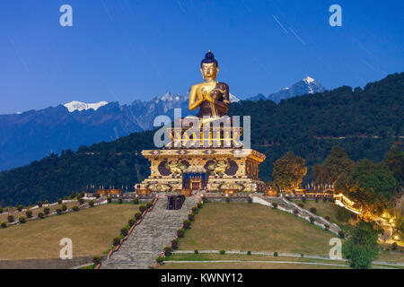 Il Buddha Park di Ravangla durante la notte, è situato nei pressi di Rabong nel sud il Sikkim district, il Sikkim, India Foto Stock