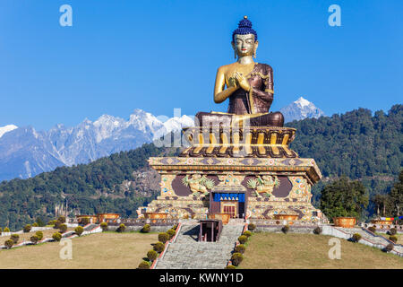 130 piede alta statua di Buddha è situato nel parco del Buddha in Ravangla, India Foto Stock