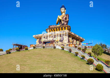 130 piede alta statua di Buddha è situato nel parco del Buddha in Ravangla, India Foto Stock