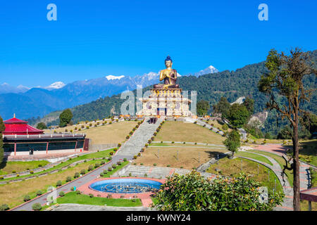 Il Buddha Park di Ravangla si trova sulla strada per il Monastero Ralong ai piedi della collina di Maenam santuario della fauna selvatica nel sud il Sikkim, India Foto Stock