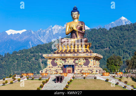 Il Buddha Park di Ravangla si trova sulla strada per il Monastero Ralong ai piedi della collina di Maenam santuario della fauna selvatica nel sud il Sikkim, India Foto Stock