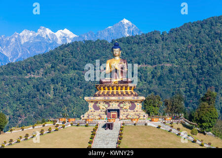 Il Buddha Park di Ravangla si trova sulla strada per il Monastero Ralong ai piedi della collina di Maenam santuario della fauna selvatica nel sud il Sikkim, India Foto Stock