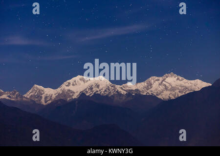 Kangchenjunga vista notturna dal punto di vista ortografia in Occidente il Sikkim, India Foto Stock