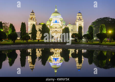 Il memoriale della Victoria al tramonto, è un grande edificio in marmo in Kolkata, West Bengal, India. Foto Stock