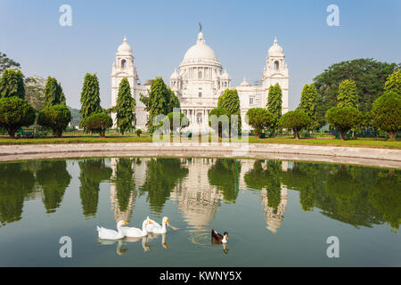 Il memoriale della Victoria è un grande edificio in marmo in Kolkata, West Bengal, India. È dedicato alla memoria della Regina Victoria. Foto Stock