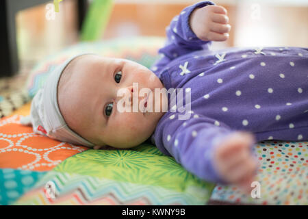 Un sano di due mesi di età bambina. Foto Stock