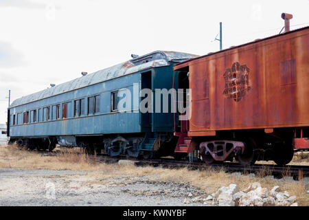 Abbandonato il treno a sinistra a decadimento sulle vie/ pensionati treno carrello Foto Stock