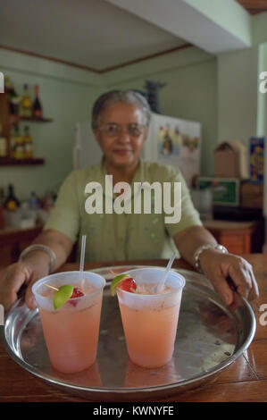 Welcome drink di punzone, Carriacou, Grenada e Grenadine Isole dei Caraibi Foto Stock