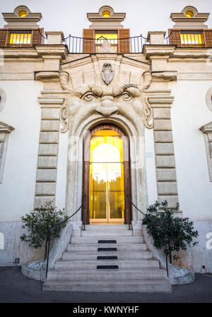 Roma (Italia) - il monumentale ingresso del Palazzo Zuccari vicino a Trinità dei Monti, con il volto di un mostro, ispirato al parco dei Mostri di Bomarzo Foto Stock