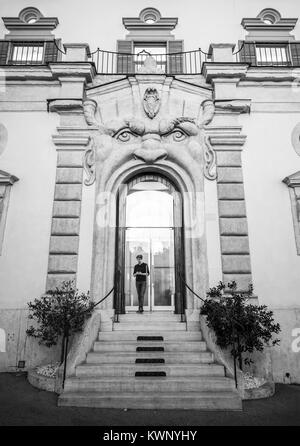 Roma (Italia) - il monumentale ingresso del Palazzo Zuccari vicino a Trinità dei Monti, con il volto di un mostro, ispirato al parco dei Mostri di Bomarzo Foto Stock