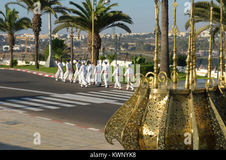 Cambiando la guardia al Mausoleo di Mohammed V, Rabat, Marocco, Africa del Nord Foto Stock