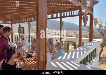 Ristorante Labaraka Famille presso la collina sacra città islamica di Moulay Idriss. Il Marocco, Africa del Nord Foto Stock