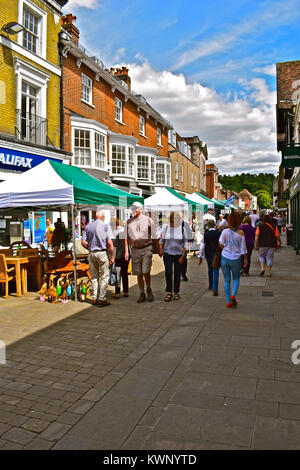 Gli amanti dello shopping passeggiando attraverso la strada del mercato di Strada Alta, Winchester Foto Stock