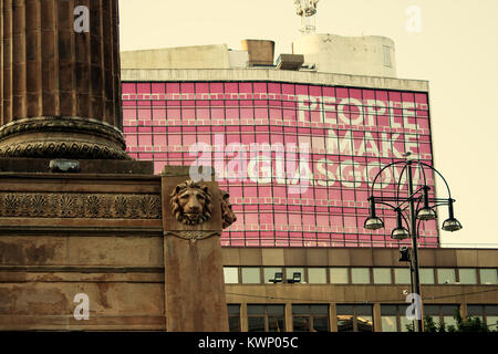 Le persone fanno Glasgow il branding sul lato di un edificio, George Square, Glasgow, Scozia Foto Stock