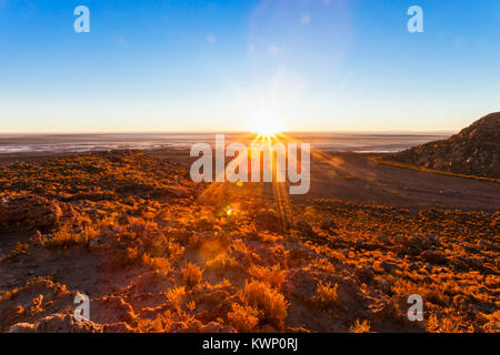 Sunrise vicino Salar de Uyuni nel Altiplano, Bolivia Foto Stock