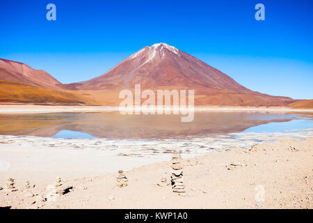 Vulcano Licancabur e Lago Verde (Laguna Verde) nell'altipiano della Bolivia Foto Stock