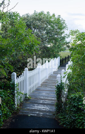 Passerella in legno su Roker burrone in Roker Park, Sunderland Foto Stock