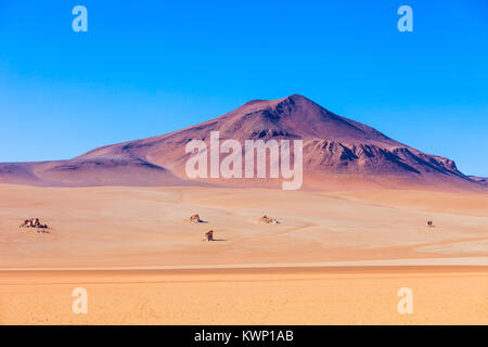 Salvador Dali deserto, nota anche come Valle Dali è estremamente arida valle del sudovest della Bolivia Foto Stock