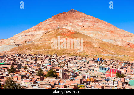 Vista del Cerro Rico mountain dalla chiesa di San Lorenzo a Potosí, Bolivia Foto Stock