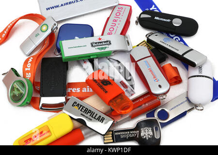 Un mucchio di azioni promozionali Memory Stick USB Foto Stock