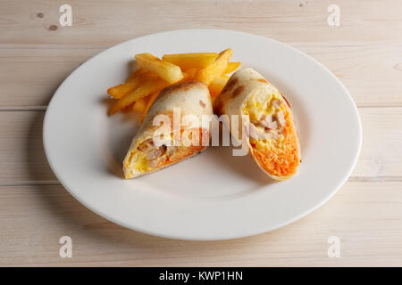 Carne piccante, carota, cavolfiore e formaggio arrotolato in sottile pane pitta Foto Stock