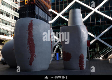 Tazze da caffè scultura macquarie bank 1 shelley street kings street wharf Darling Harbour sydney New South Wales AUSTRALIA Foto Stock