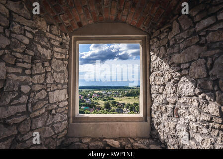 Villaggio Podzamcze visto dalle rovine del castello di Ogrodzieniec, parte dei nidi delle aquile castello sistema nel voivodato di Slesia della Polonia meridionale Foto Stock