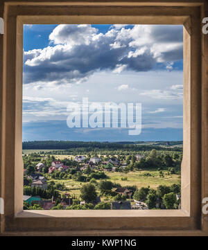 Villaggio Podzamcze visto dalle rovine del castello di Ogrodzieniec, parte dei nidi delle aquile castello sistema nel voivodato di Slesia della Polonia meridionale Foto Stock