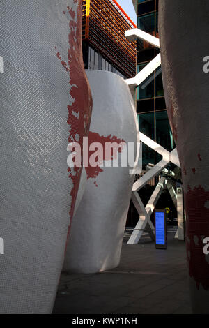 Tazze da caffè scultura macquarie bank 1 shelley street kings street wharf Darling Harbour sydney New South Wales AUSTRALIA Foto Stock